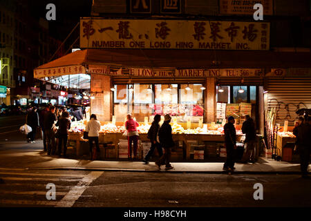 Gemüsemarkt mit Lieferanten und Kunden in Chinatown Manhattan, New York, NY, USA. Stockfoto