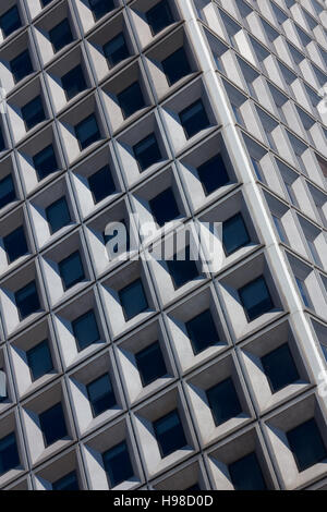Abstrakte Foto einer Hochhaus-Fassade in schwarz und weiß. Stockfoto