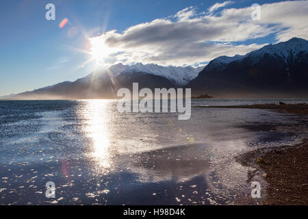 Sunburst bei Sonnenuntergang an einem Strand aus der Chilkat Mündung des Flusses in der Nähe von Haines, Alaska. Stockfoto