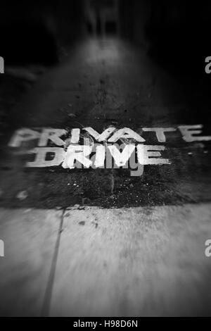 Private Drive lackiert in Weiß in der Einfahrt Stockfoto