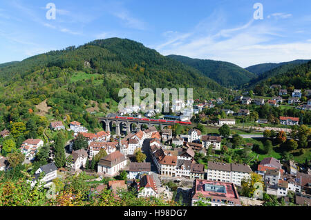 Hornberg (Schwarzwald): Blick vom Schlossberg auf Hornberg-Stadt mit dem Viadukt der Schwarzwaldbahn-Bahn-Linie, Schwarzwald, Schwarzwald, Bade Stockfoto