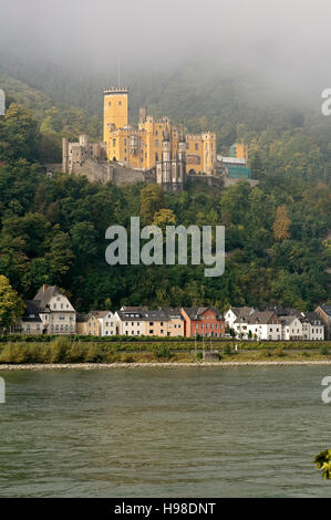 Der Rhein mit Schloss Stolzenfels, in der Nähe von Koblenz, Rheinland-Pfalz, Deutschland Stockfoto