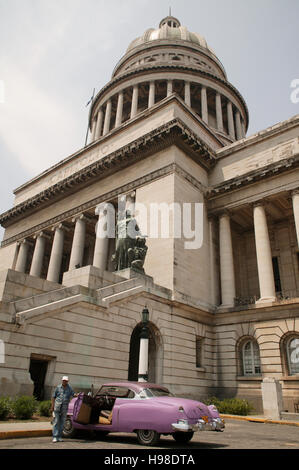 Capitol und ein amerikanisches Auto der 50er Jahre, Centro Havanna District, Havanna, Kuba Stockfoto
