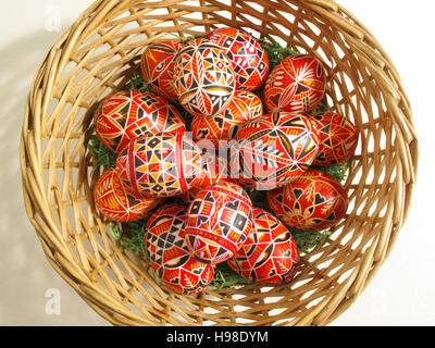Korb voller Ostereier Stockfoto