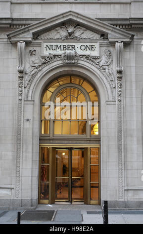 Schriftzug, die Nummer eins, über dem Eingang eines Gebäudes in der Stadt New York, USA Stockfoto