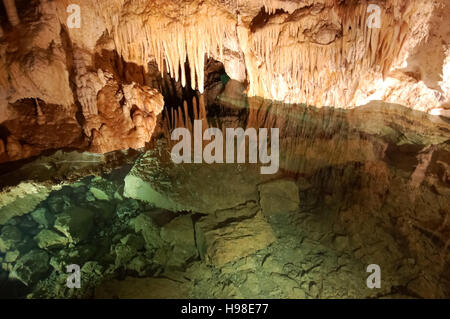 Blick auf den See in Höhle in den Bergen der Slowakei. Stockfoto