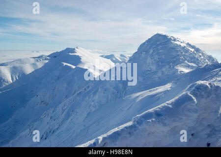 Jasna Resort, LIPTAUER, Slowakei - 17. Januar 2013: Ansicht mit blauem Himmel, schneit Gipfeln auf dem Berg Chopok in Jasna, Liptauer Region, Slowakei. Stockfoto