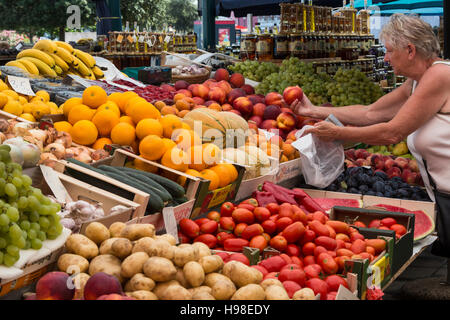 Am frühen Morgen Lebensmittel-Markt in der Stadt Rovinj in Kroatien. Die Stadt ist auch bekannt durch seinen italienischen Namen von Rovigno. Stockfoto