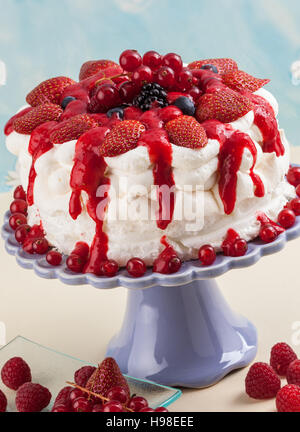 Süße Pavlova Kuchen mit Beeren Stockfoto