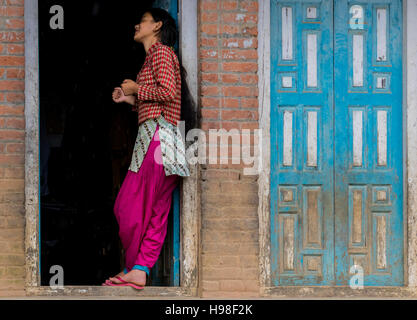 Einheimisches Mädchen in Tür im Dorf Shankhu Patichaurin der Region Balthali in Nepal Stockfoto