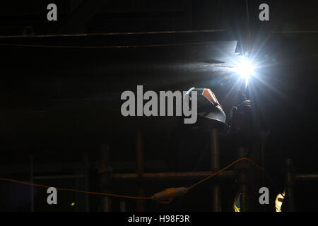 Schweißer bei der Arbeit in der Werft Stockfoto