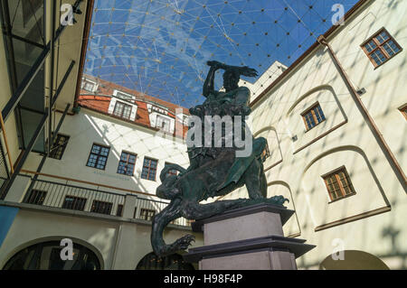 Augsburg: Innenhof des Maximilianmuseum mit Statue "Herkules kämpft die Hydra", Schwaben, Swabia, Bayern, Bayern, Deutschland Stockfoto