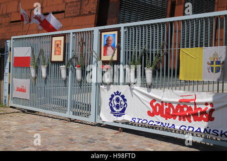 Ein Farbfoto der Tore zur ehemaligen Lenin-Werft in Danzig. Das Europäische Solidaritätszentrum ist auf der linken Seite zu sehen. Stockfoto