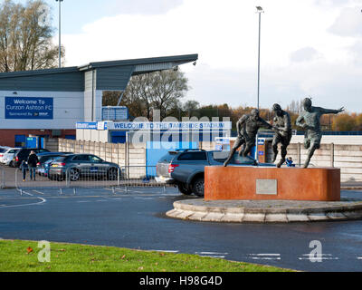 Statuen der drei Welt-Cup-Spieler außerhalb Curzon Ashton Fußball Boden, Tameside, größere Manchester, UK. Stockfoto