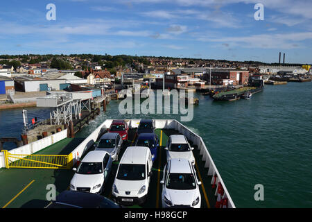 Das Autodeck Red Funnel roll-on/Roll-off Auto Fähre nähert sich den Fährhafen in East Cowes auf der Isle Of Wight. Stockfoto