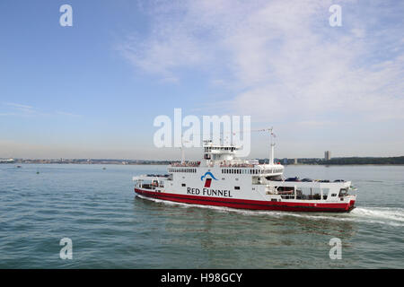 Rote Adler eines Red Funnel Isle Of Wight Roll-on, Roll-off-Fähren Überschrift in Southampton auf Southampton Water. Stockfoto