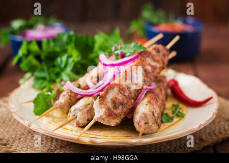 Hackfleisch / Lula Kebab gegrillte Türkei (Huhn) auf Platte. Stockfoto