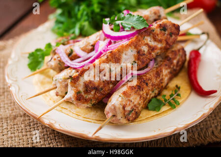 Hackfleisch / Lula Kebab gegrillte Türkei (Huhn) auf Platte. Stockfoto