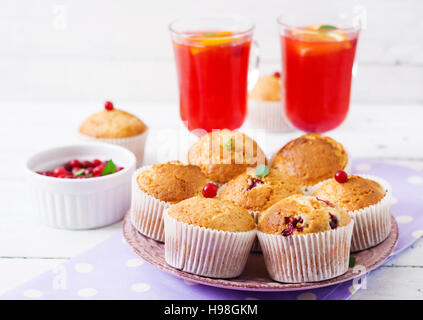 Leckere Muffin (Kuchen) mit Cranberries und Cranberry-Orange trinken. Stockfoto