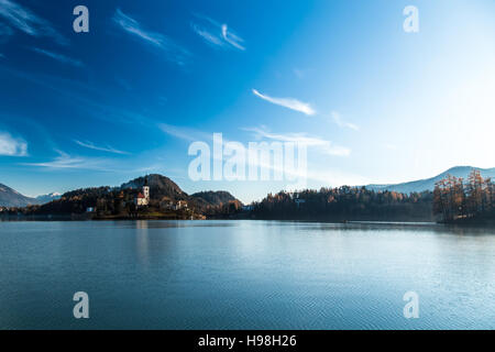 Reflexionen über den Bleder See in einem kalten Herbstmorgen Stockfoto