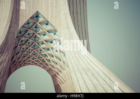 Teheran, IRAN - 4. Oktober 2016: Ausblick auf den Azadi-Turm in Teheran am 4. Oktober 2016. Der Turm ist eines der Wahrzeichen der Stadt Stockfoto