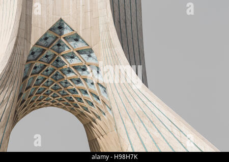 Teheran, IRAN - 4. Oktober 2016: Ausblick auf den Azadi-Turm in Teheran am 4. Oktober 2016. Der Turm ist eines der Wahrzeichen der Stadt Stockfoto