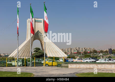 Teheran, IRAN - 4. Oktober 2016: Ausblick auf den Azadi-Turm in Teheran am 4. Oktober 2016. Der Turm ist eines der Wahrzeichen der Stadt Stockfoto