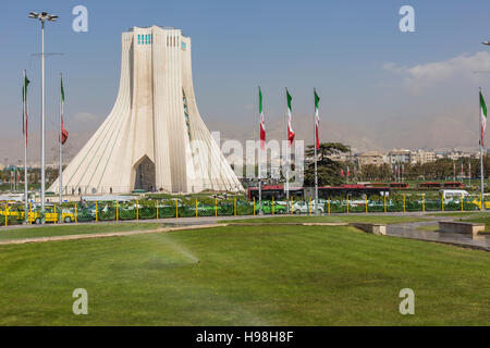 Teheran, IRAN - 4. Oktober 2016: Ausblick auf den Azadi-Turm in Teheran am 4. Oktober 2016. Der Turm ist eines der Wahrzeichen der Stadt Stockfoto