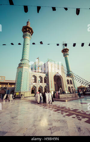 TEHERAN, IRAN - 3. Oktober 2016: Menschen herumlaufen Emamzadeh Saleh in Teheran, Iran. Stockfoto