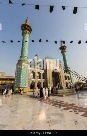 TEHERAN, IRAN - 3. Oktober 2016: Menschen herumlaufen Emamzadeh Saleh in Teheran, Iran. Stockfoto