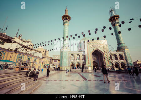 TEHERAN, IRAN - 3. Oktober 2016: Menschen herumlaufen Emamzadeh Saleh in Teheran, Iran. Stockfoto