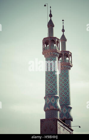 YAZD, IRAN - 7. Oktober 2016: Moschee von Yazd im Iran. Die Moschee wird durch ein paar von Minaretten gekrönt. Stockfoto