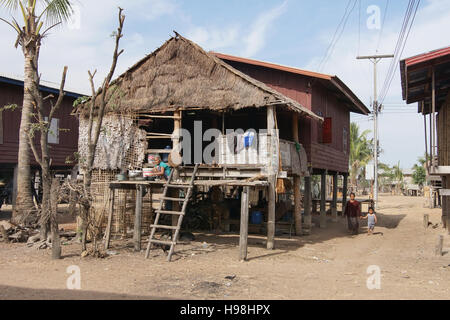 PAKSE, LAOS - 25. Februar 2016: Traditionelles Dorf der Minderheit in der Nähe von Pakse am 25. Februar 2016 in Laos, Asien Stockfoto