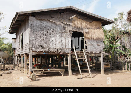 PAKSE, LAOS - 25. Februar 2016: Traditionelles Dorf der Minderheit in der Nähe von Pakse am 25. Februar 2016 in Laos, Asien Stockfoto