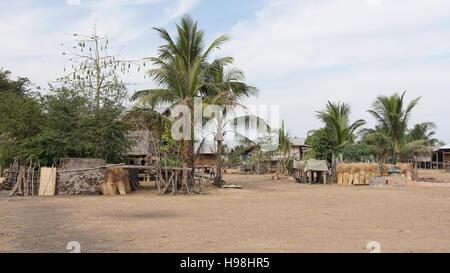 PAKSE, LAOS - 25. Februar 2016: Traditionelles Dorf der Minderheit in der Nähe von Pakse am 25. Februar 2016 in Laos, Asien Stockfoto