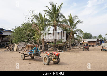 PAKSE, LAOS - 25. Februar 2016: Traditionelles Dorf der Minderheit in der Nähe von Pakse am 25. Februar 2016 in Laos, Asien Stockfoto