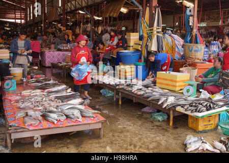 PAKSE, LAOS - 25. Februar 2016: Menschen auf dem täglichen Markt von Pakse am 25. Februar 2016 in Laos, Asien Stockfoto