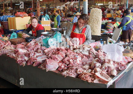 PAKSE, LAOS - 25. Februar 2016: Menschen auf dem täglichen Markt von Pakse am 25. Februar 2016 in Laos, Asien Stockfoto