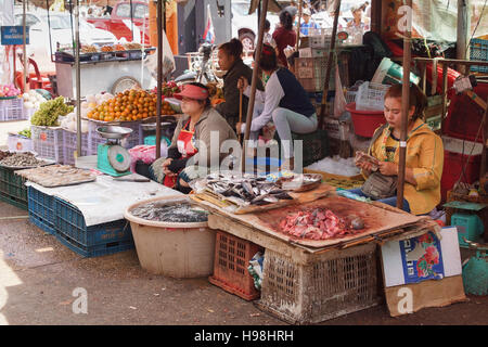 PAKSE, LAOS - 25. Februar 2016: Menschen auf dem täglichen Markt von Pakse am 25. Februar 2016 in Laos, Asien Stockfoto