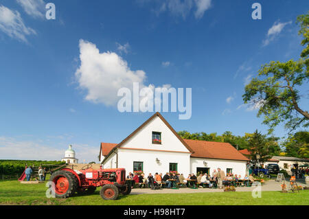 Angern ein der März: Kapelle Rochuskapelle, Heuriger (Weinstube), Gäste und Weinbergen in Mannersdorf, Weinviertel, Niederösterreich, untere Austr Stockfoto