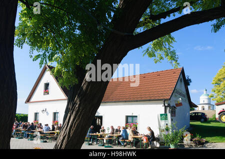 Angern ein der März: Kapelle Rochuskapelle, Heuriger (Weinstube), Gäste und Weinbergen in Mannersdorf, Weinviertel, Niederösterreich, untere Austr Stockfoto