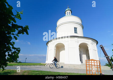 Angern ein der März: Kapelle Rochuskapelle und Weinberge in Mannersdorf, Weinviertel, Niederösterreich, Niederösterreich, Österreich Stockfoto