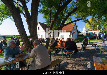 Angern ein der März: Kapelle Rochuskapelle, Heuriger (Weinstube), Gäste und Weinbergen in Mannersdorf, Weinviertel, Niederösterreich, untere Austr Stockfoto