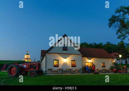 Angern ein der März: Kapelle Rochuskapelle, Heuriger (Weinstube), Gäste und Weinbergen in Mannersdorf, Weinviertel, Niederösterreich, untere Aust Stockfoto