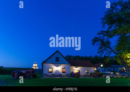 Angern ein der März: Kapelle Rochuskapelle, Heuriger (Weinstube), Gäste und Weinbergen in Mannersdorf, Weinviertel, Niederösterreich, untere Aust Stockfoto
