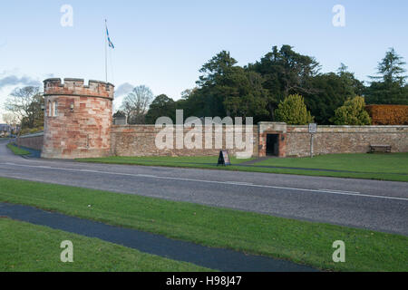 Allgemeine Ansichten von Dirleton Castle, East Lothian, Schottland genommen am späten Nachmittag eine herbstliche, bewölkten Tag im Jahr 2016. Stockfoto