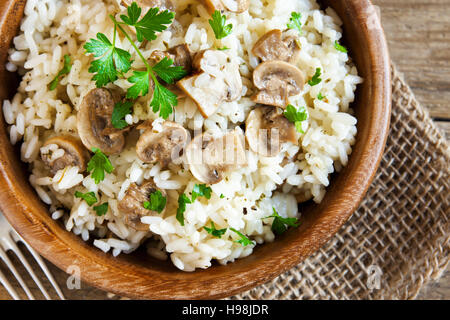 Pilz-Risotto mit Petersilie in Holzschale schließen sich - gesunde vegetarische Ernährung Stockfoto