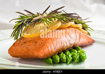 Gegrillter Lachs Spargel auf einem weißen Teller Stockfoto
