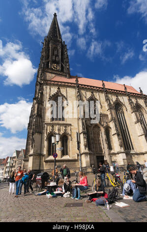 Kunststudenten Skizzieren auf dem Platz vor der Kirche St. Lambert in Münster, Deutschland, Europa Stockfoto