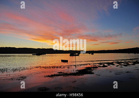 Südafrika, Garden Route: Boote und Sonnenuntergang am Hafen von Thesen Islands, eine mehrfach preisgekrönte Marina Entwicklung an der Knysna Flussmündung Stockfoto